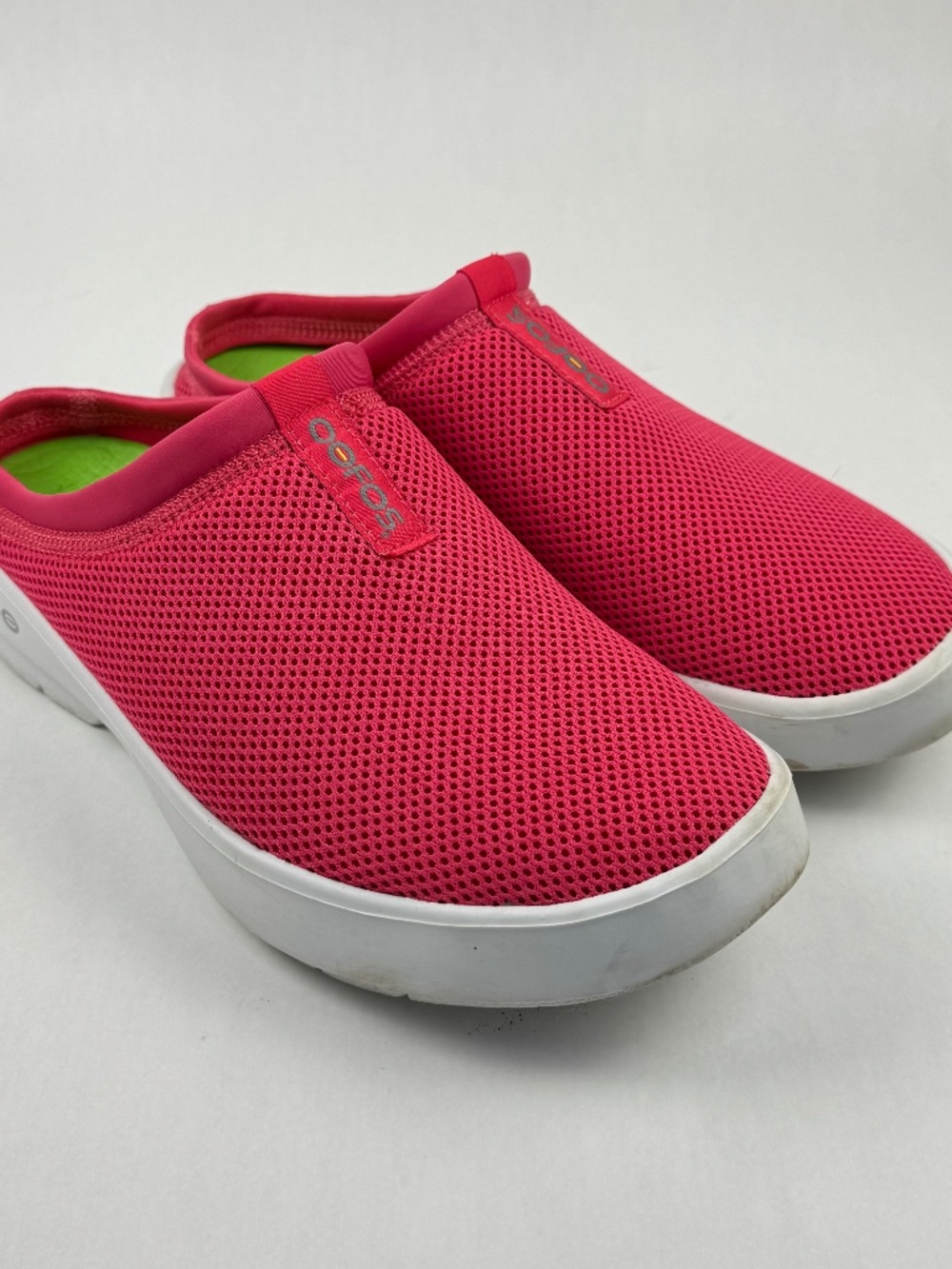 OOFOS Oocoozie Women’s Sport Mule Slides Neon Berry Lightweight Slip Ons US 10